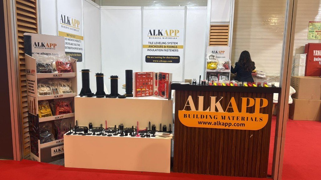 Alkapp standı — ürün sergisi ve banko