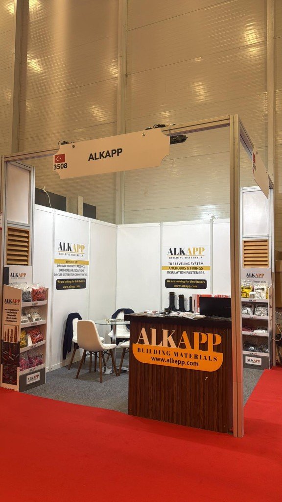 Alkapp standı — ürün rafı ve görüşme alanı
