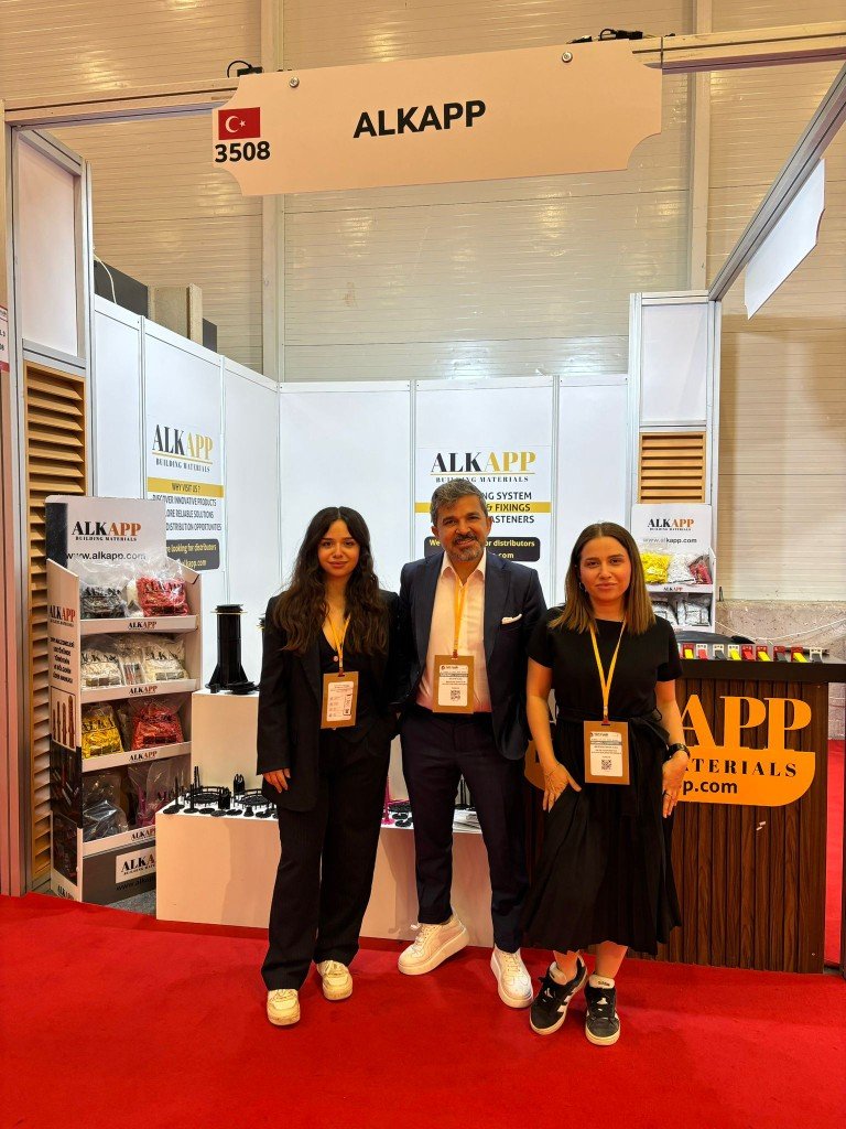 Alkapp fuar ekibi stand önünde